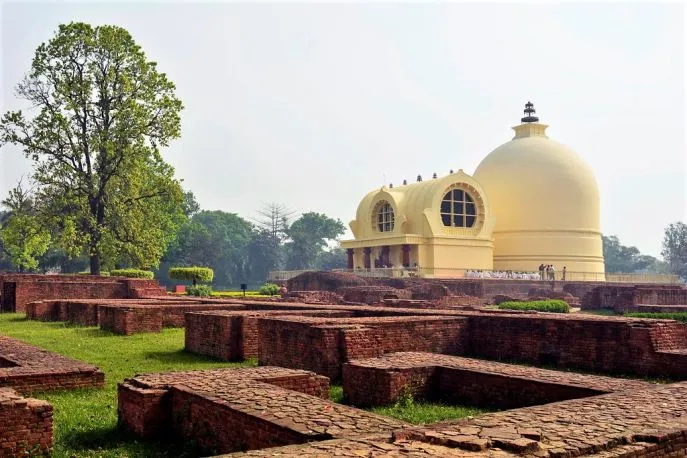 13 dimsum india voetsporen boeddha mahaparinirvana temple  kushinagar