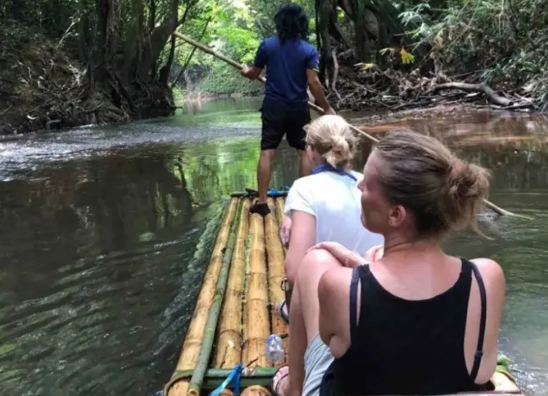 sarawak-borneo-maleisie-longhouse-peraya-homestay-bamboo-rafting-local-padawan