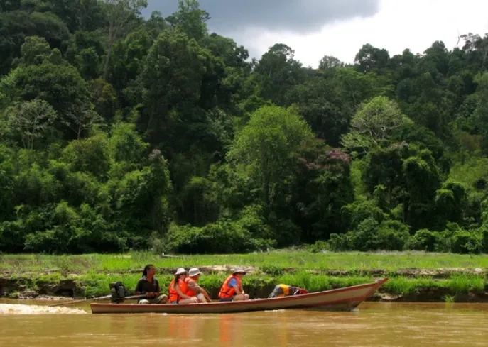 ulu muda earth lodge  boottocht 2 2