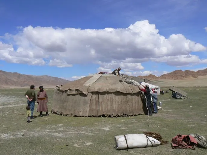 kazachse nomaden met ger in mongoolse altai