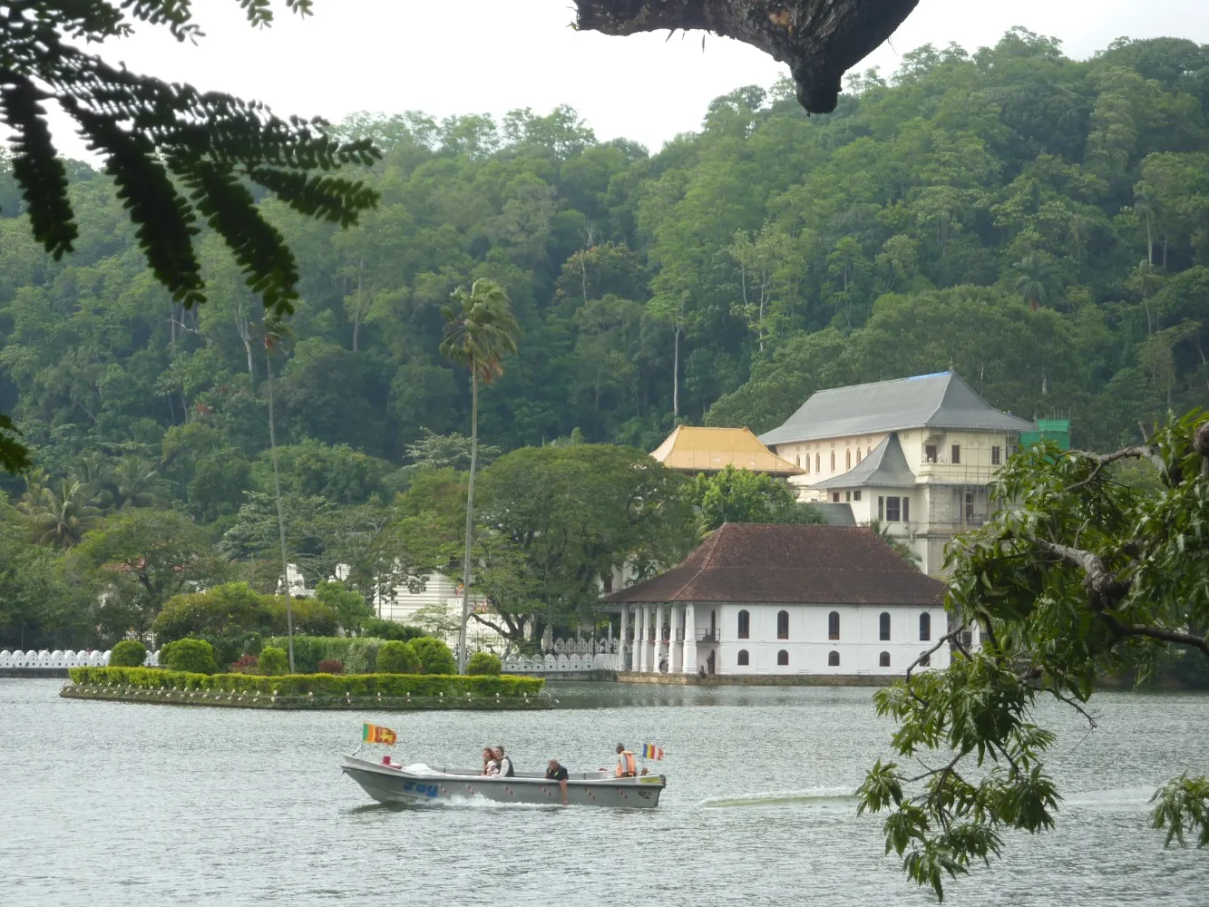 Kandy Tempel van de Tand Bootje.JPG
