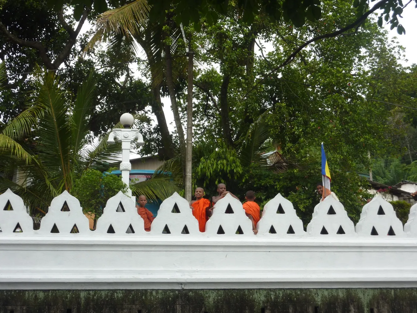 Kandy Tempel Monniken Kinderen.JPG