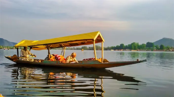2 india dimsum kashmir dal lake 2
