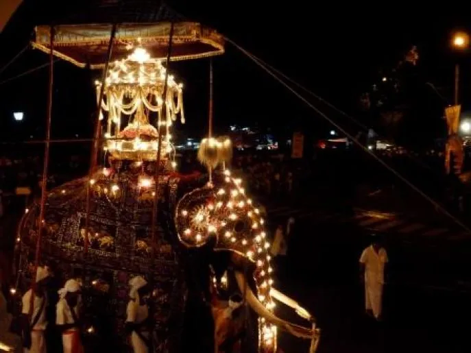 sri lanka perahera festival kandy