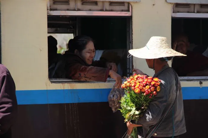 dimsum reizen myanmar met de trein