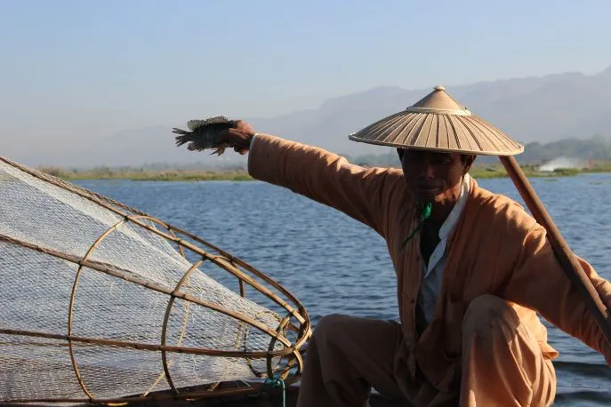 dimsum reizen myanmar lokale visser inle meer