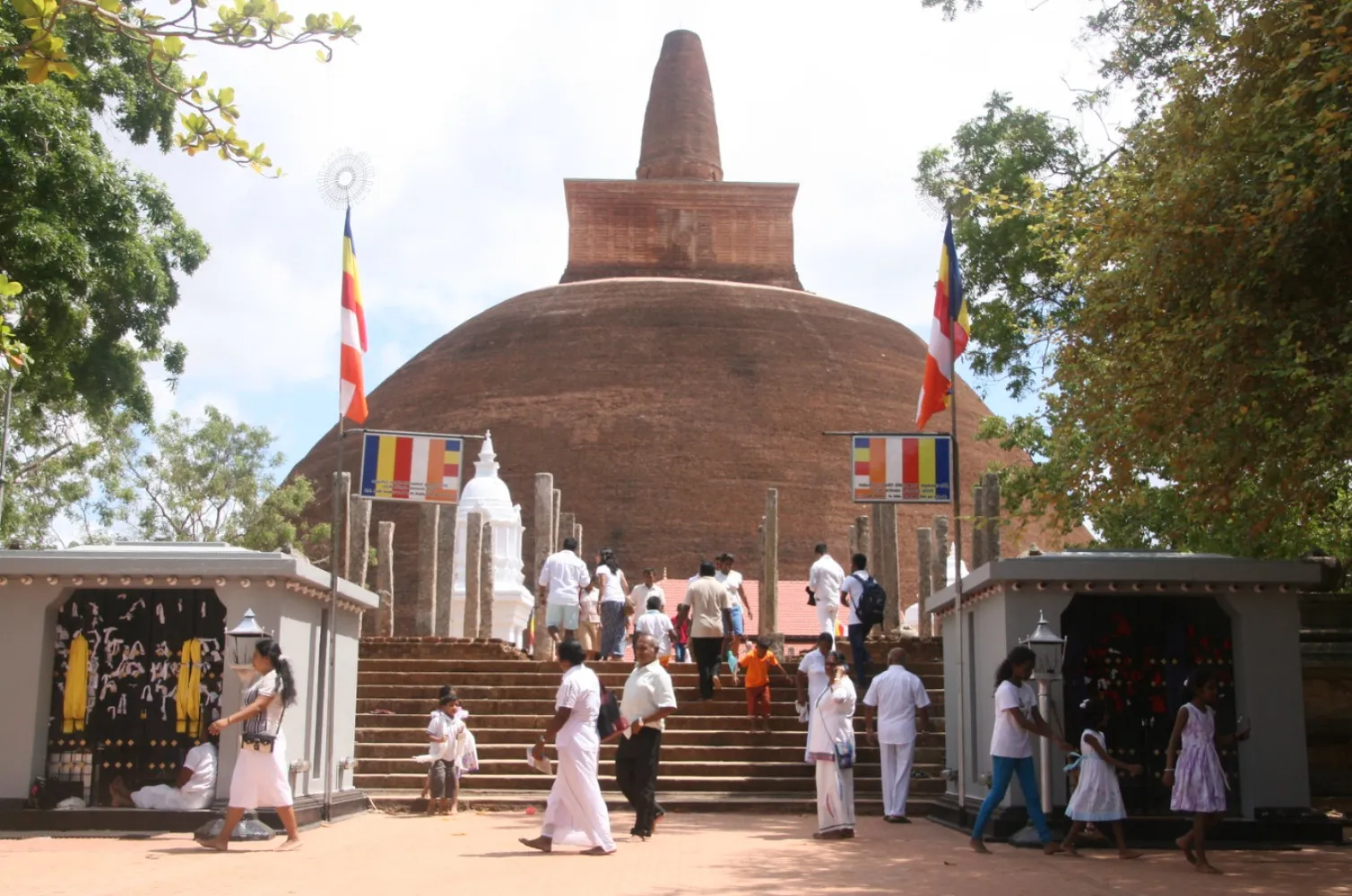 Anuradhapura tempels SriLanka witte kleding bidden