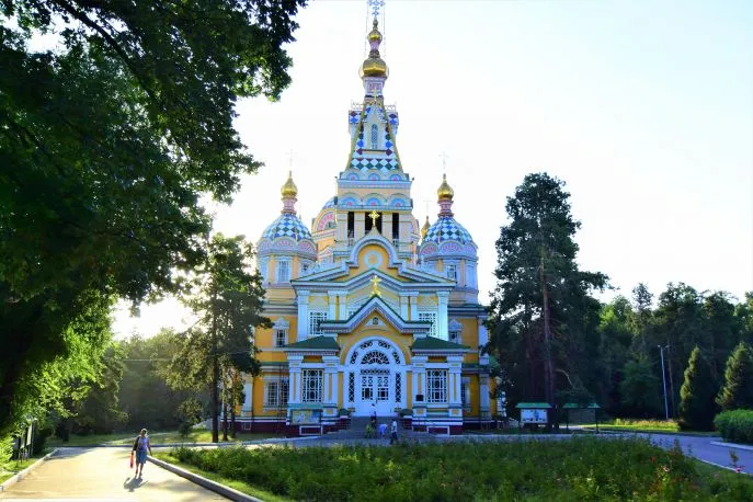 1 dimsum rondreis hoogtepunten kazachstan almaty zenkov cathedral
