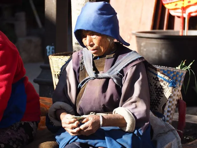naxi vrouw lijiang yunnan china dimsum reizen