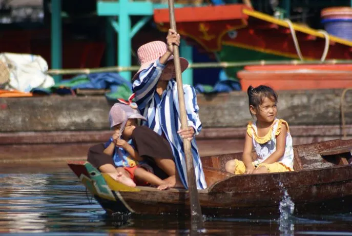 winterreis cambodja families meer boot kinderen