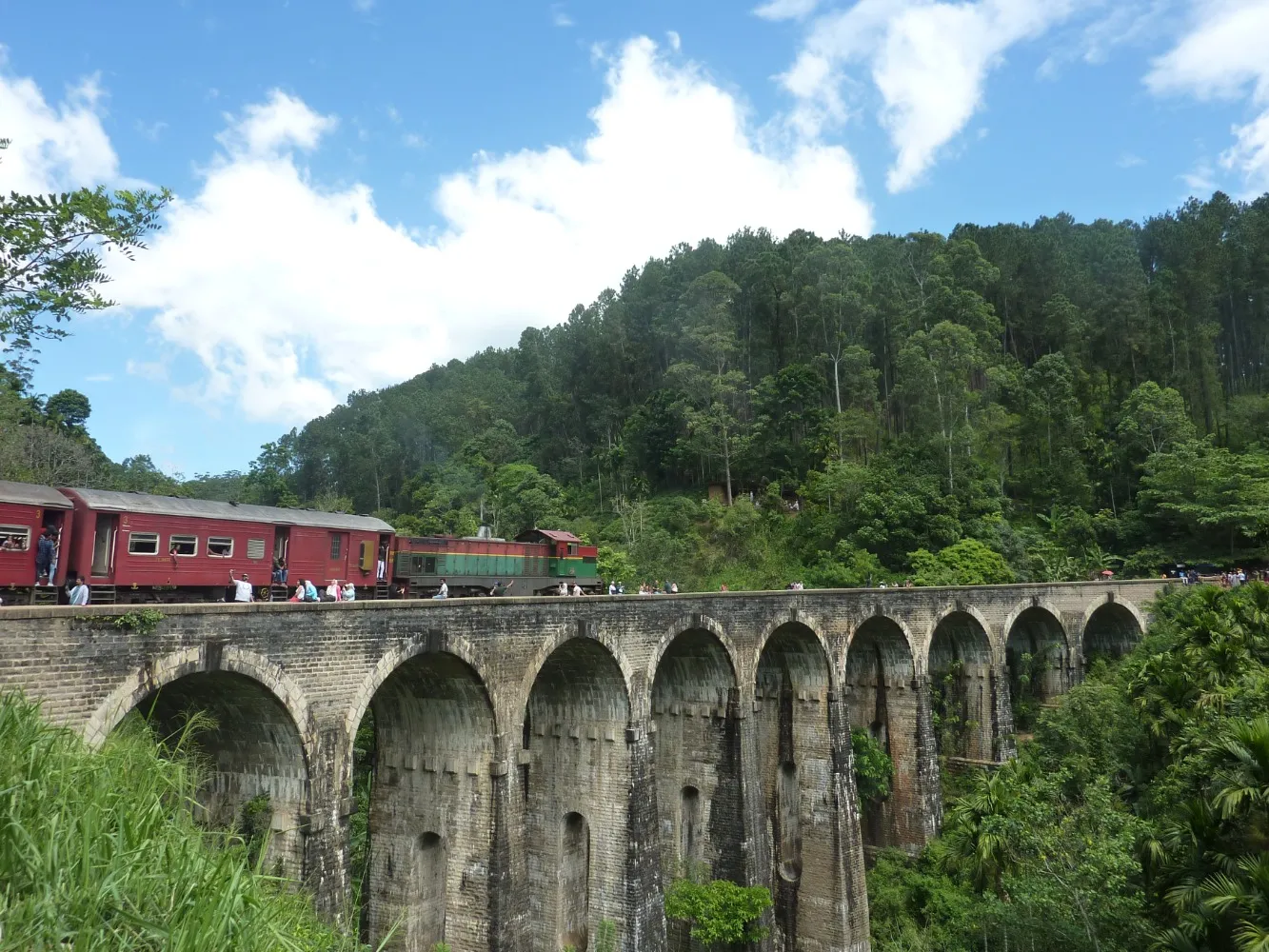 Ella Nine arch bridge trein.JPG