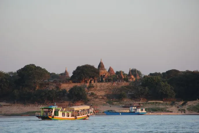 dimsum reizen irrawaddy rivier in bagan