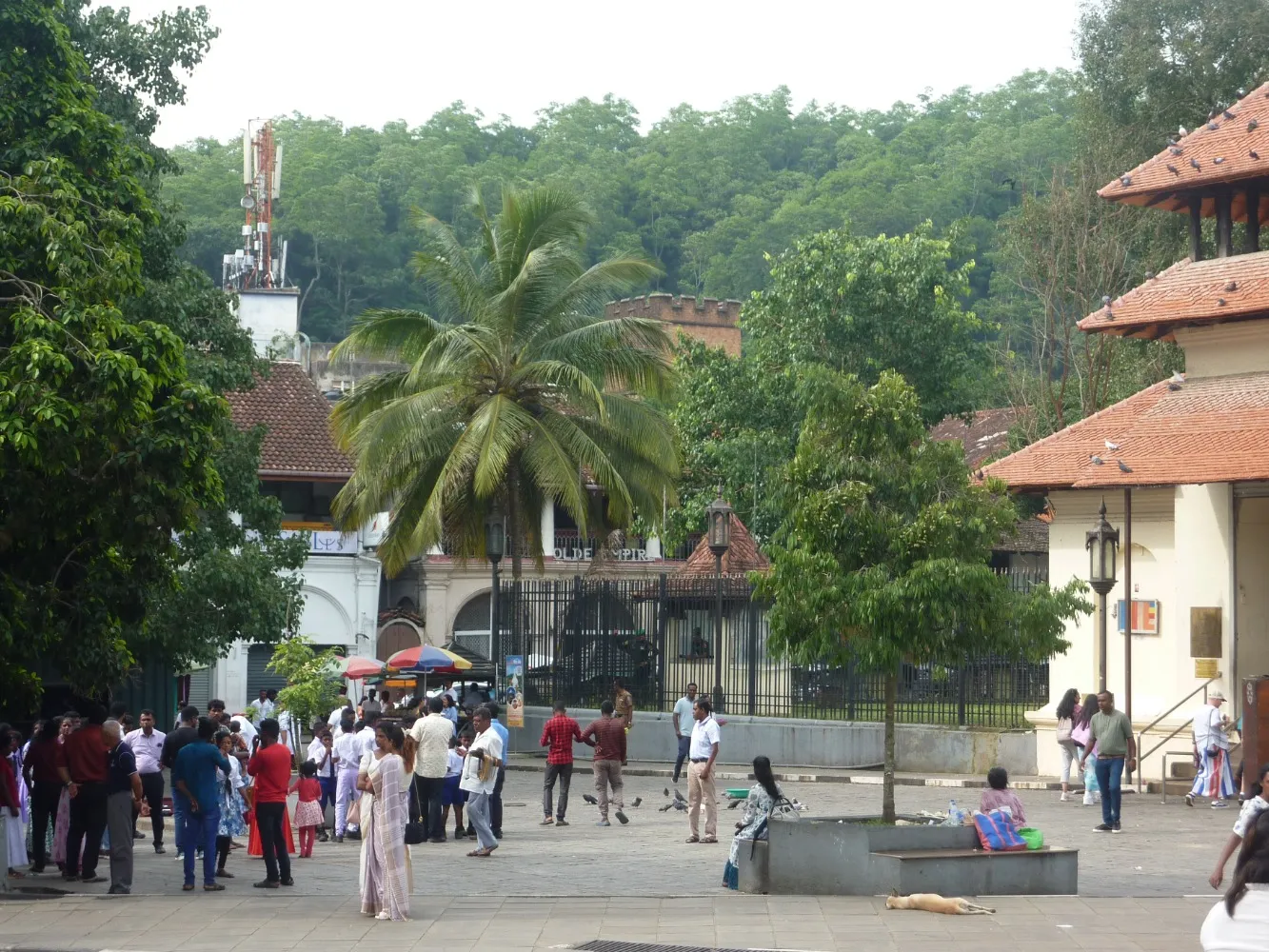 Kandy tempel van de tand mensen.JPG