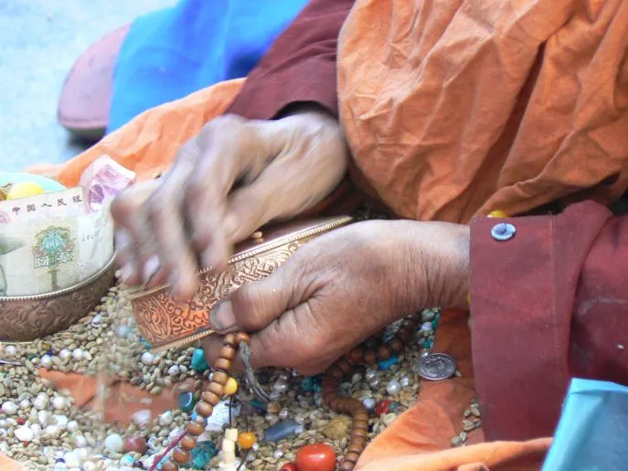 tibet lhasa biddende man 2