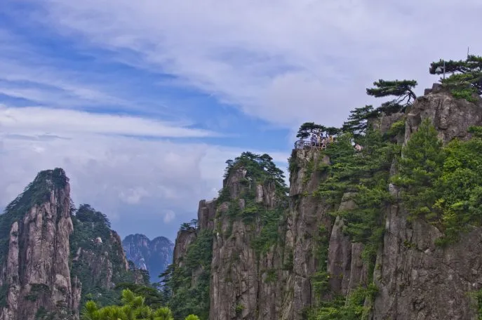 china-huangshan-wandelen-uitzicht-pieken-bergen-canyon