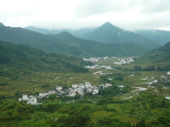 oost-china-witte-dorp-hongcun-heuvels-bergen-groen