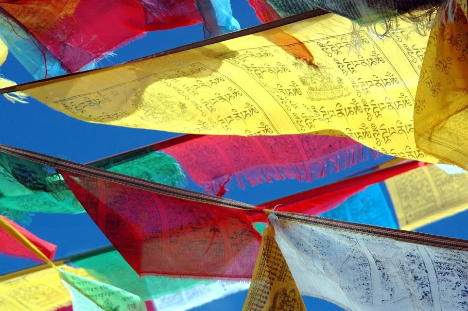 Sfeerafbeelding tibet gebedsvlaggen-kleuren