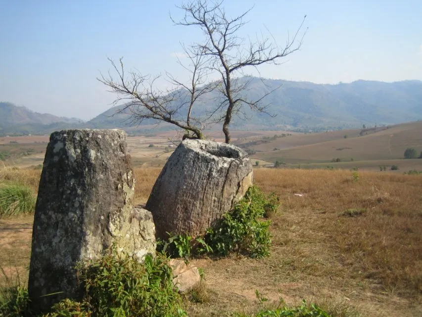 Sfeerafbeelding dimsum reizen laos plain of jars  vlakte der kruiken